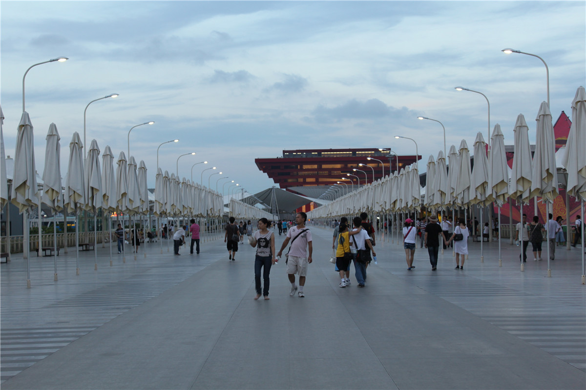 中国馆在高架步道尽头