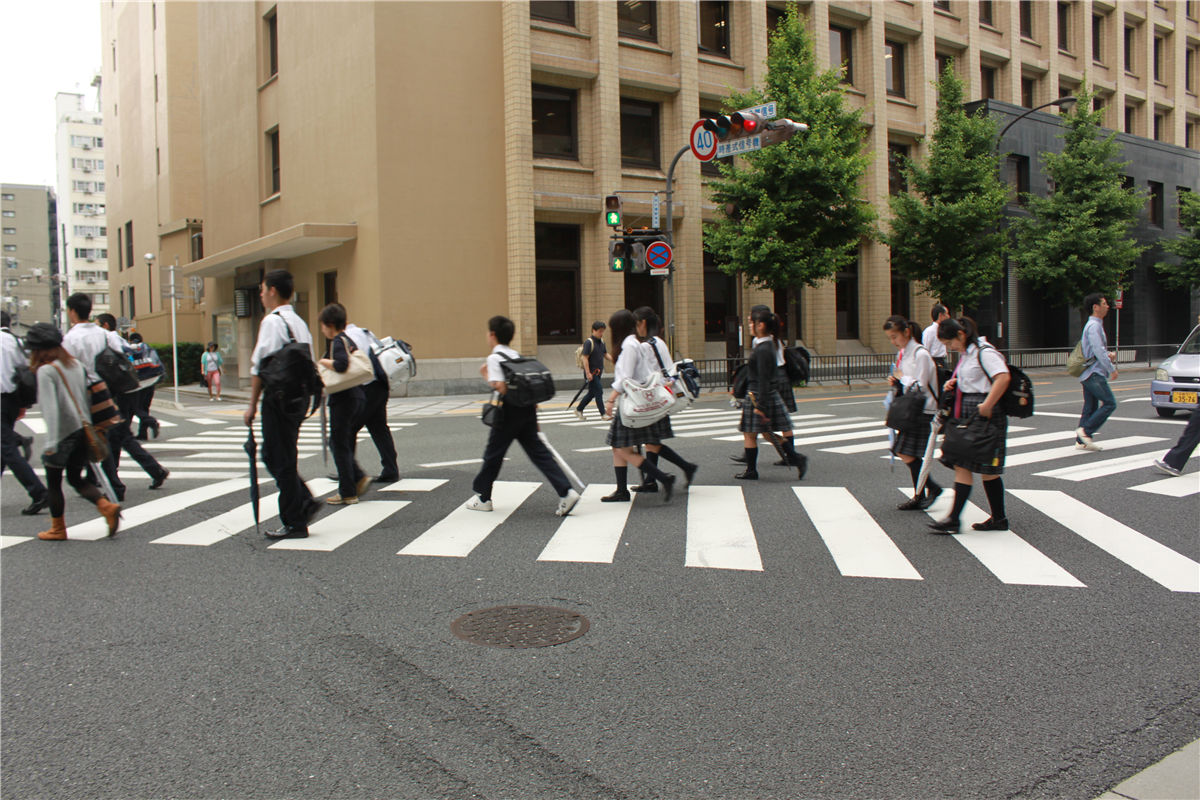 过街的日本学生