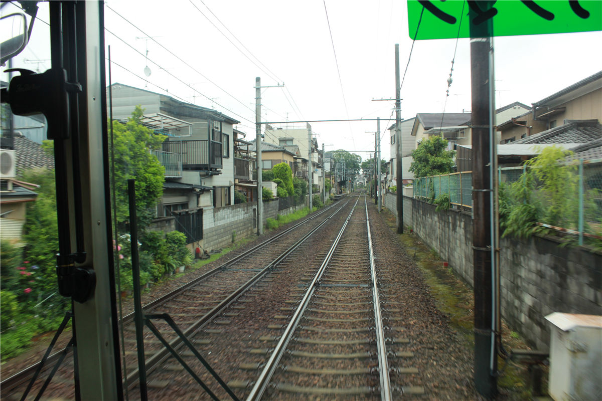 岚电铁道穿城而过