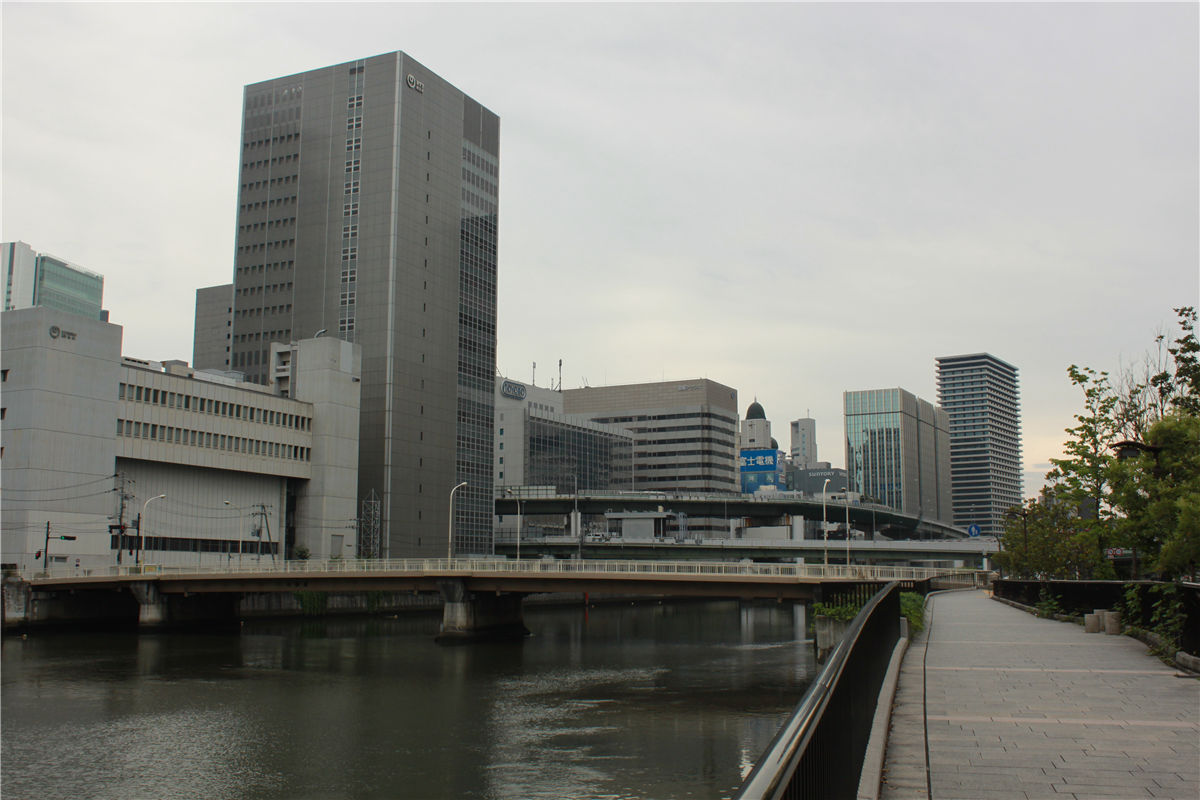 堂岛川北岸高楼林立