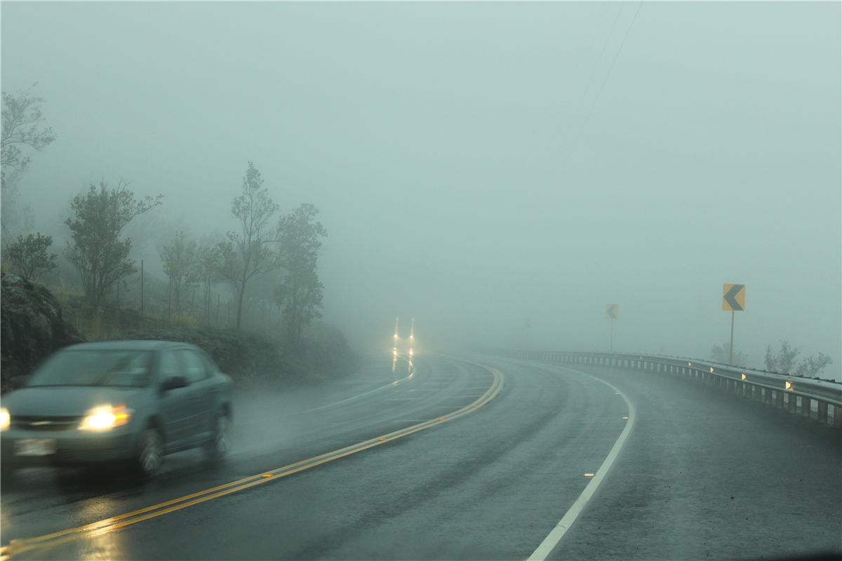 雨雾中的山间公路