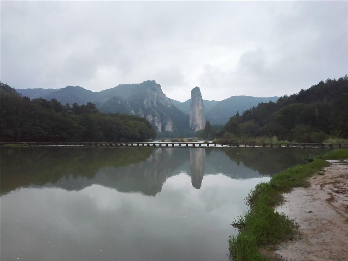 鼎湖峰倒影