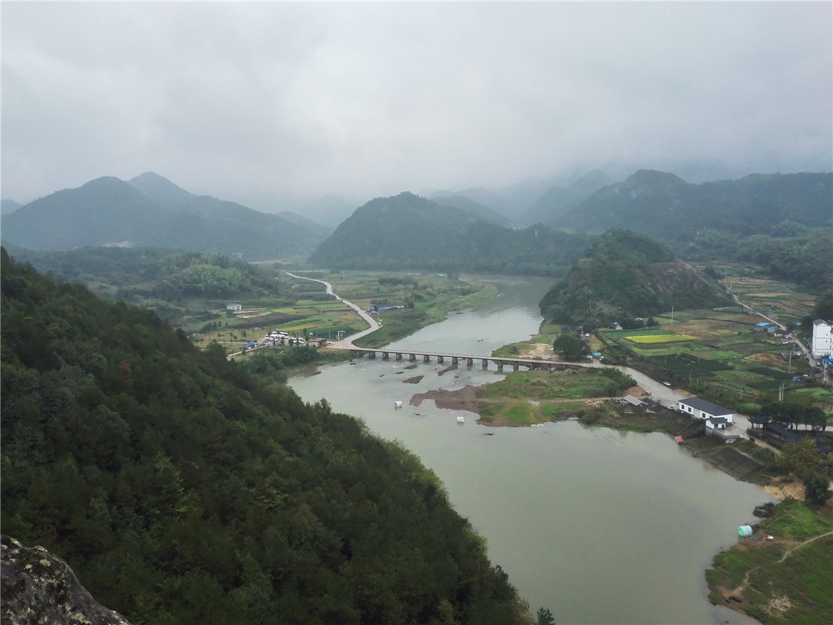 山顶远眺