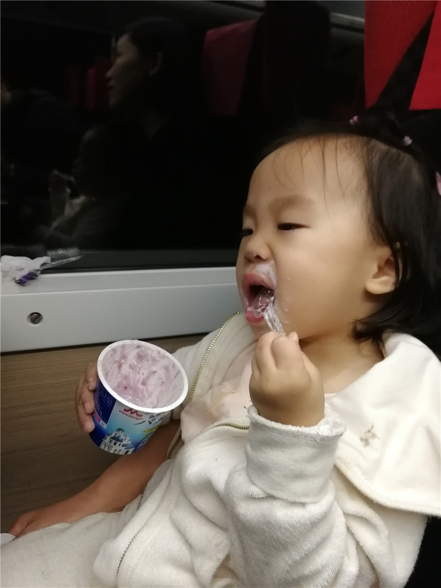 桃子喝酸奶