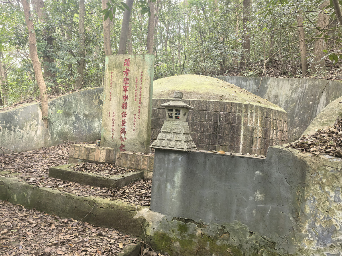 冯任臣墓侧景