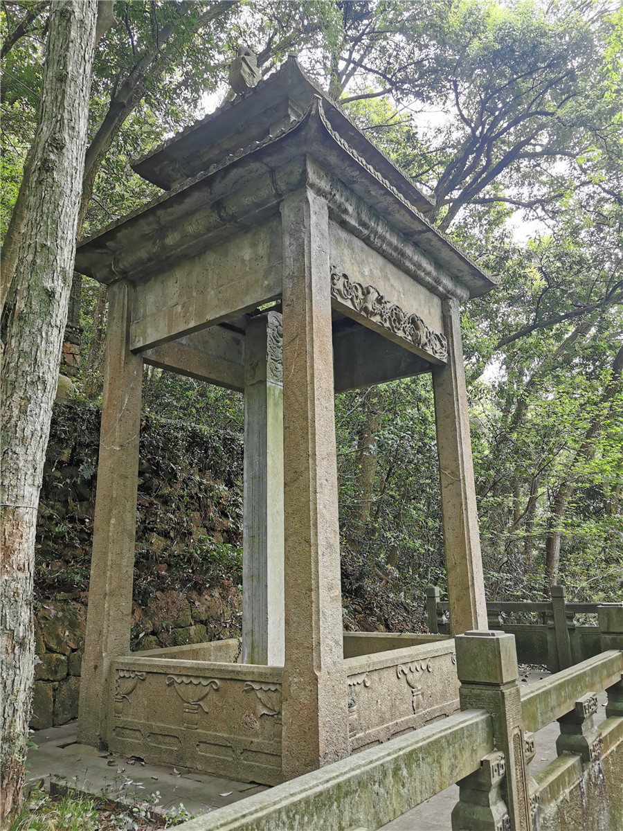 龚隹育墓右侧神道碑亭