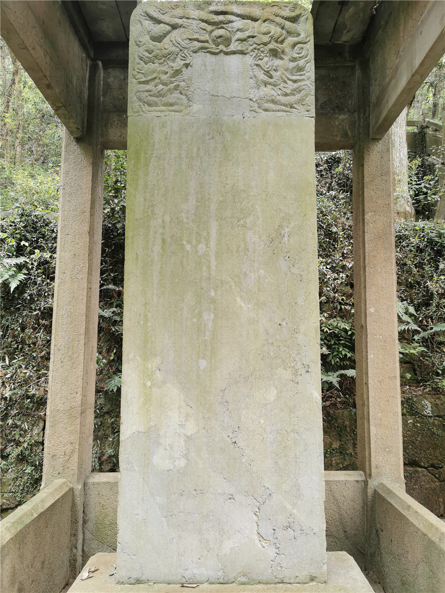 龚隹育墓左侧神道碑