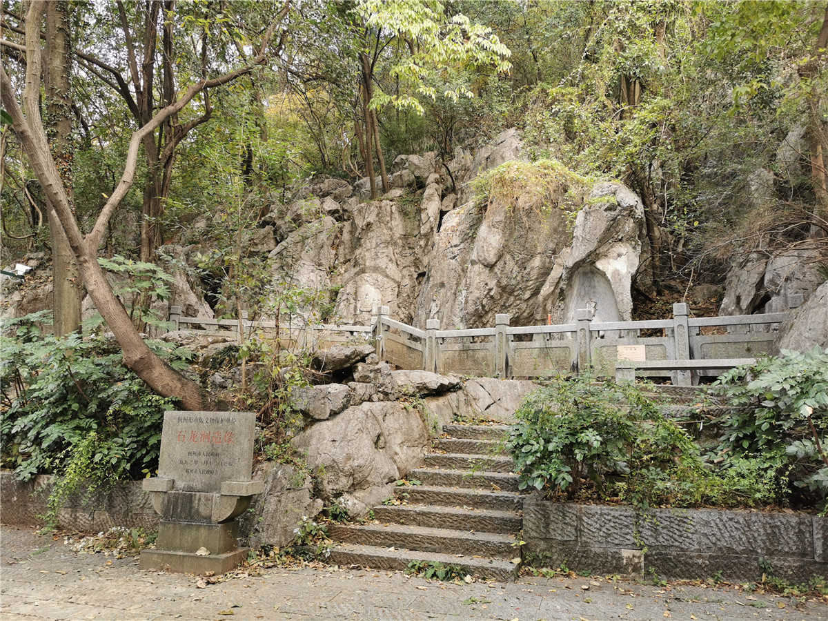 石龙洞造像全景