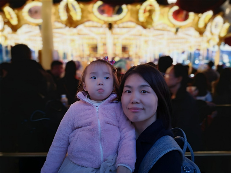 桃子和妈妈在上海迪士尼