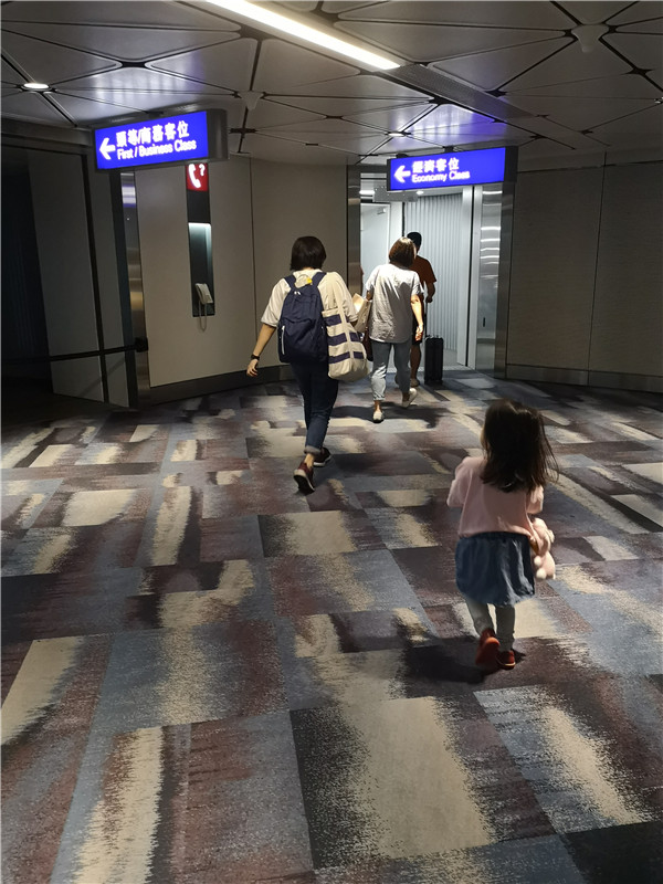 桃子在机场