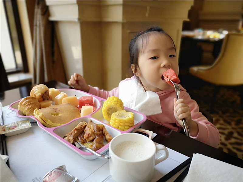 桃子吃自助餐