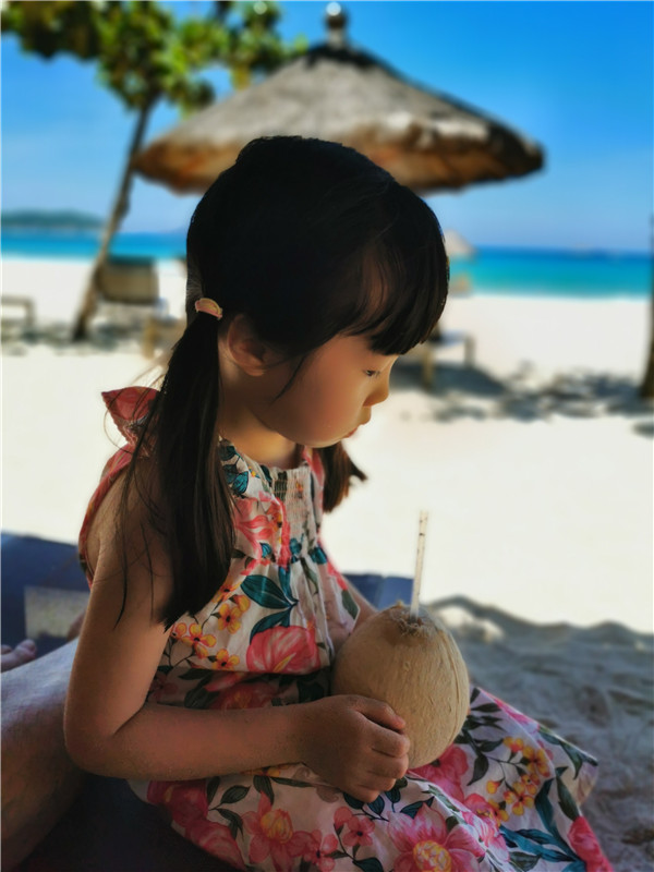 桃子在海边喝椰子