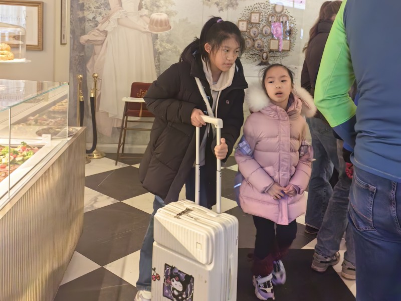 桃子在甜品店