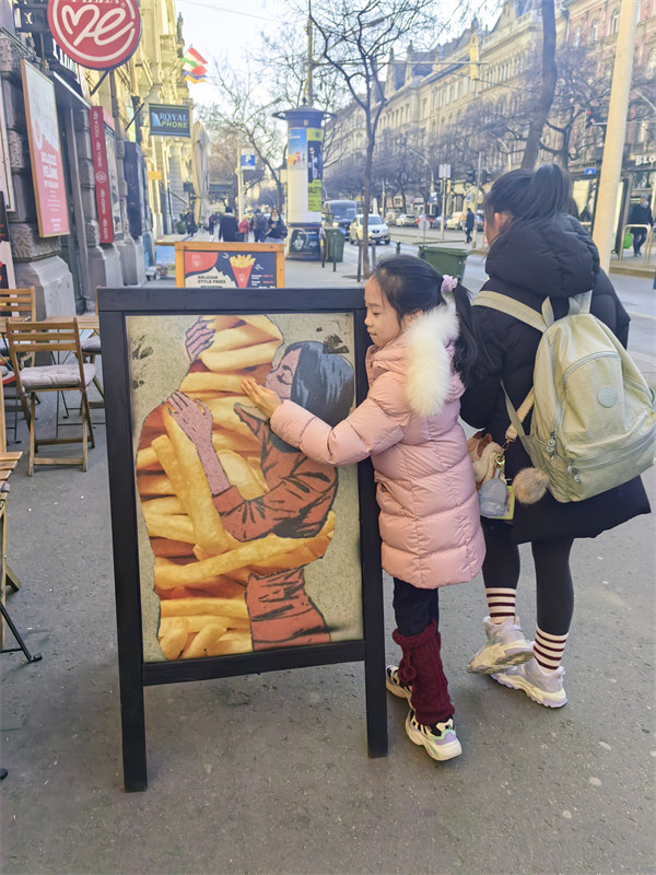 桃子在布达佩斯街头