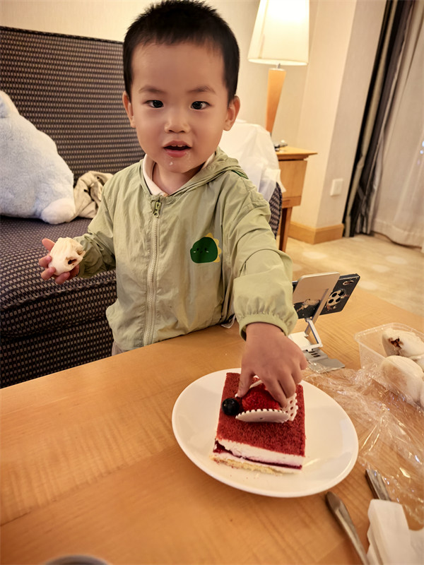 叮当吃生日蛋糕