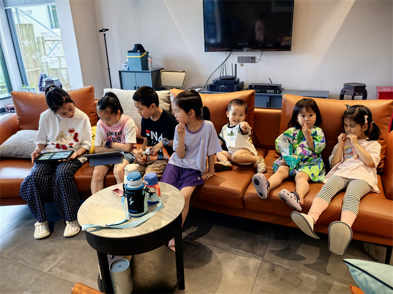 叮当和桃子在民宿