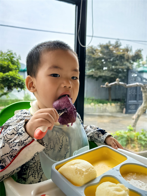 叮当吃早饭