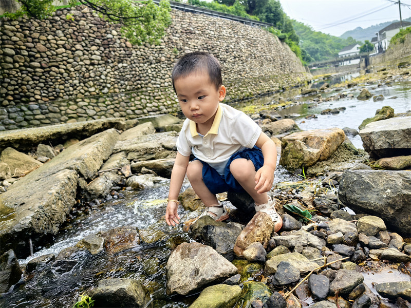 叮当小溪玩水