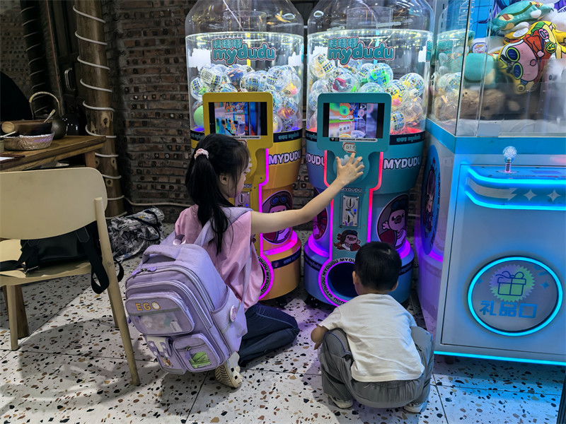 桃子和叮当玩扭蛋机