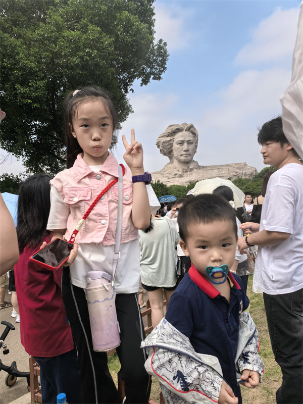 桃子和叮当在毛主席雕像