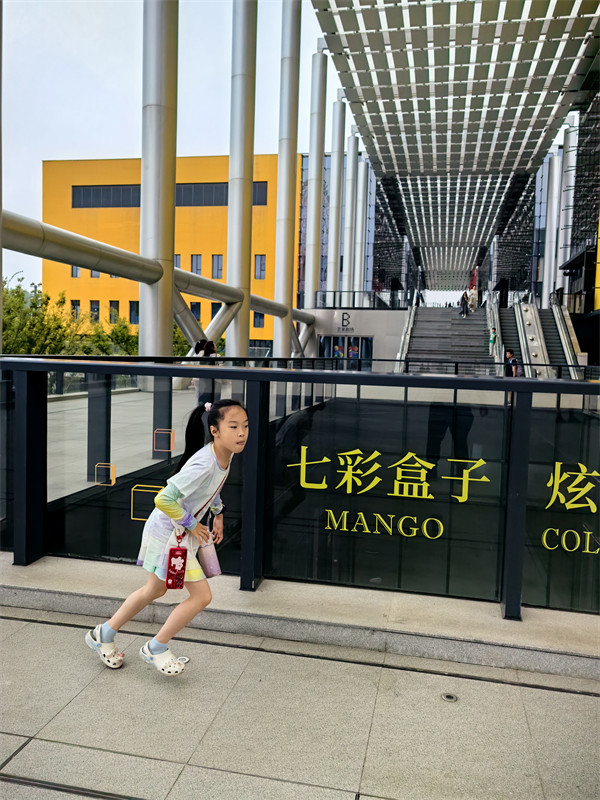 桃子在七彩盒子