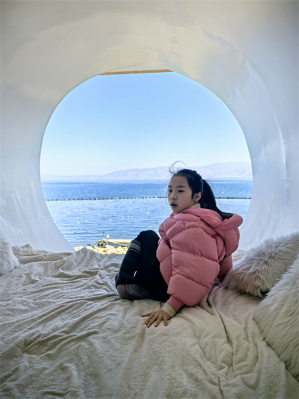 桃子和圆窗