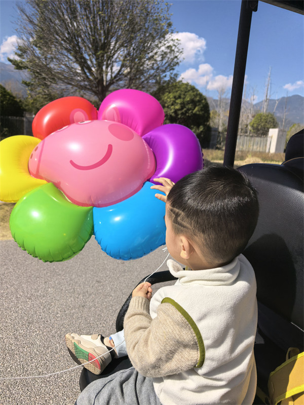 叮当乘游览车玩气球