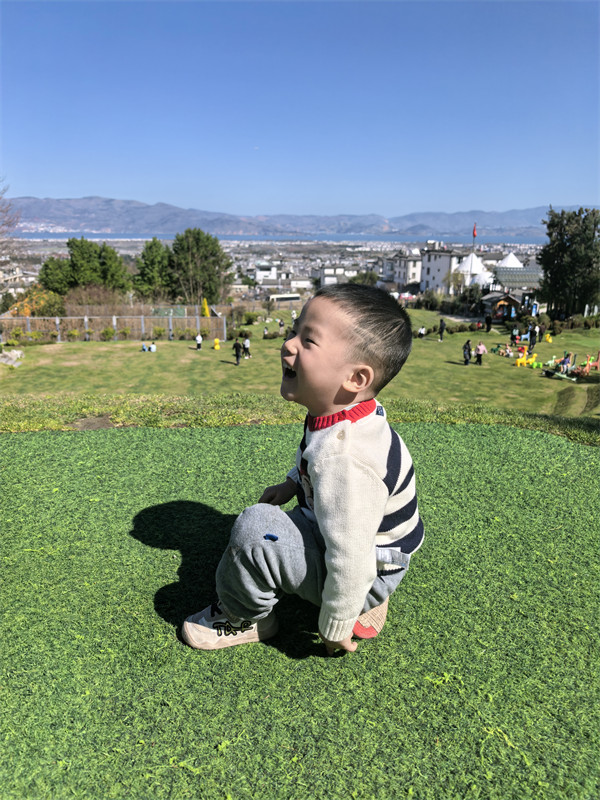 叮当坐草地
