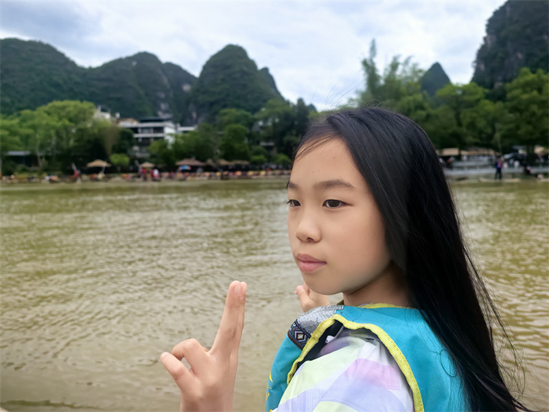 桃子乘遇龙河竹排