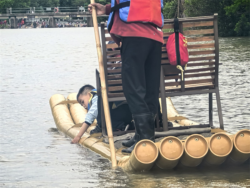 叮当乘遇龙河竹排