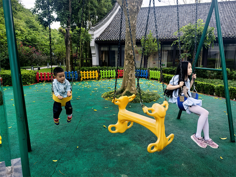 桃子和叮当荡秋千