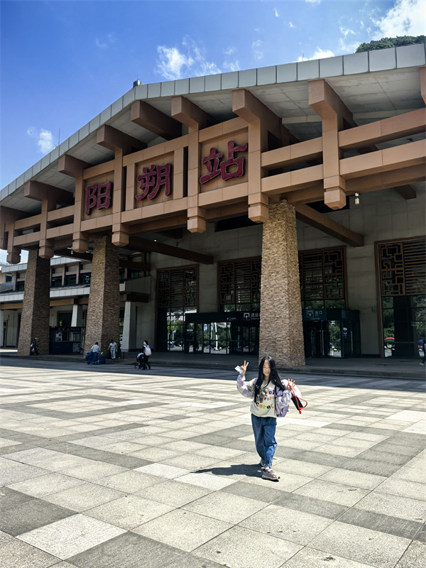 桃子在阳朔站