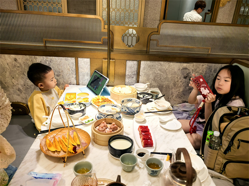 桃子和叮当在陶陶居