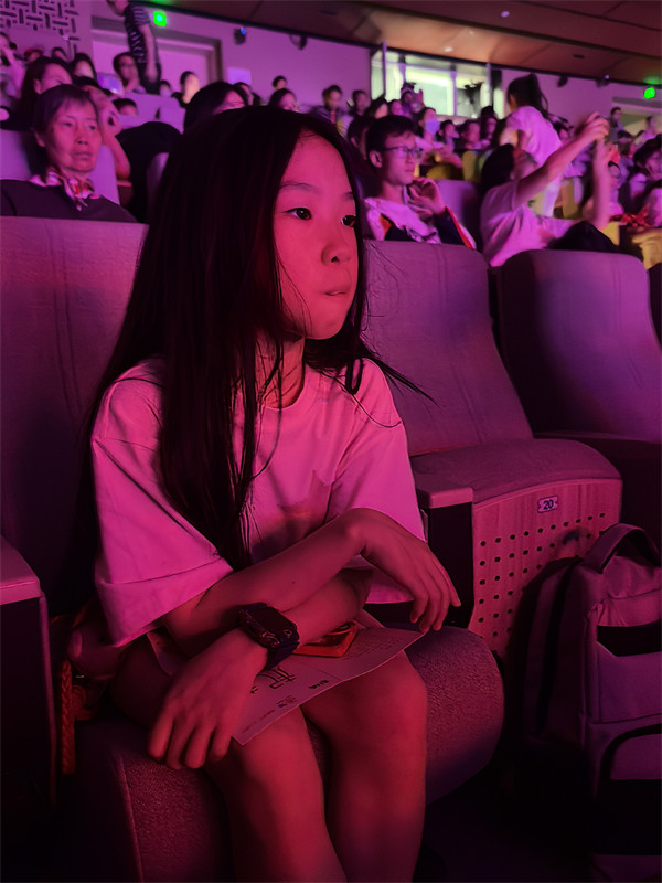 桃子在广东非遗馆看表演