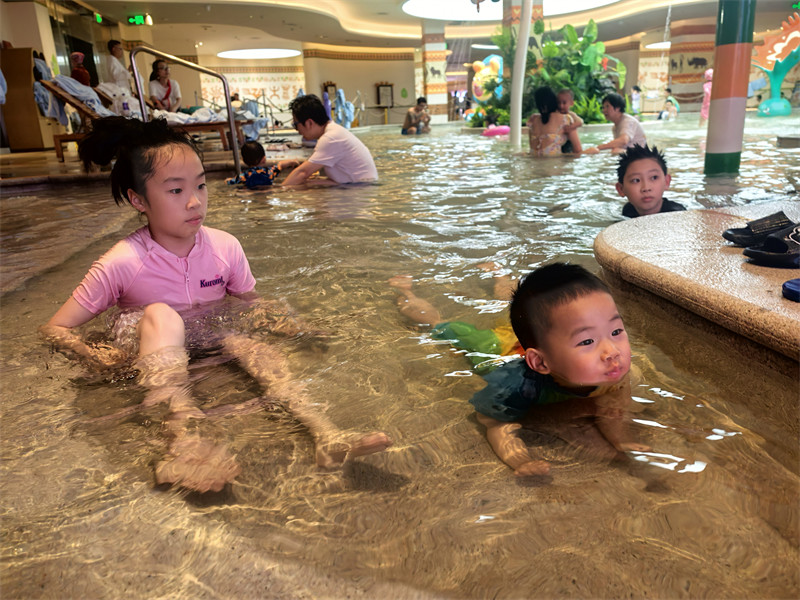 桃子和叮当泡温泉