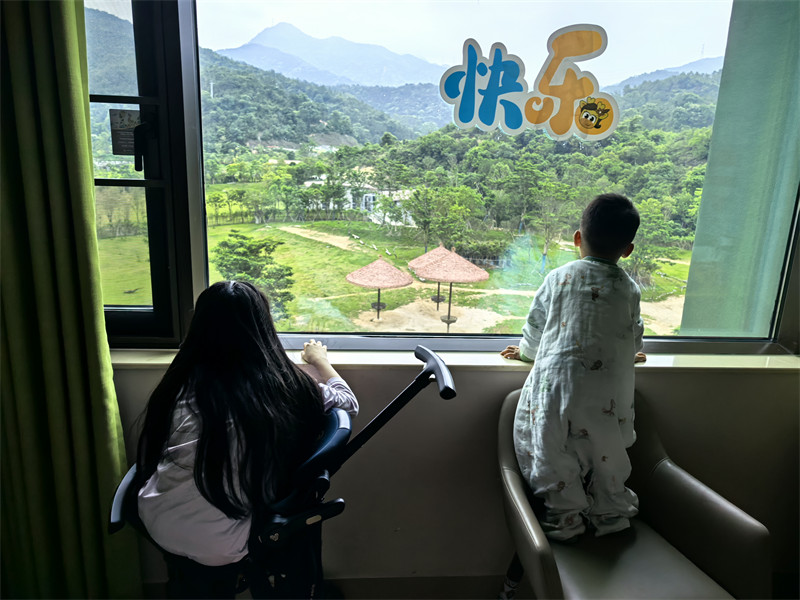 桃子和叮当看长颈鹿