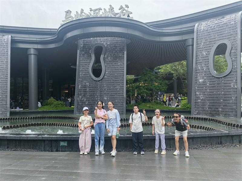 桃子和同学们在马岭河大峡谷