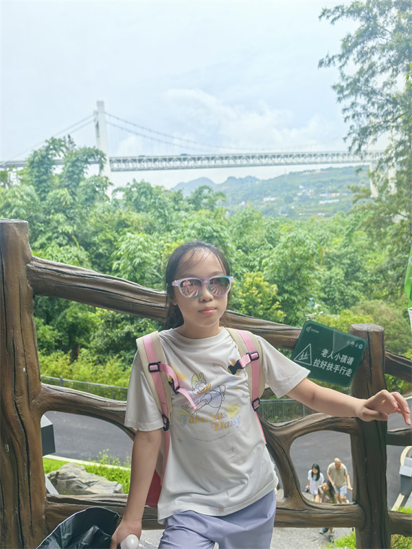桃子在马岭河大峡谷