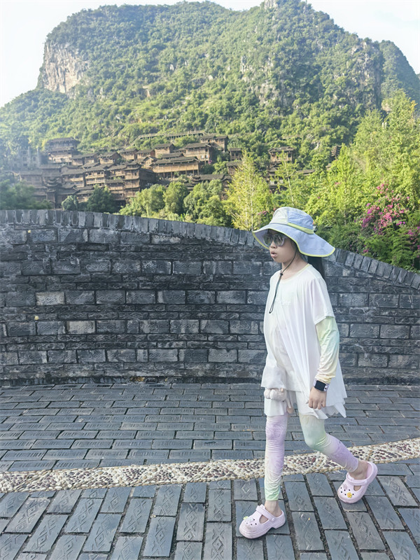 桃子在峰林布依
