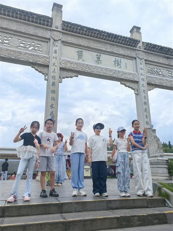 桃子和同学们在黄果树大门